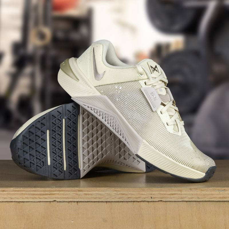 Dámské boty na CrossFit Nike Metcon 10 - Khaki/zlatá